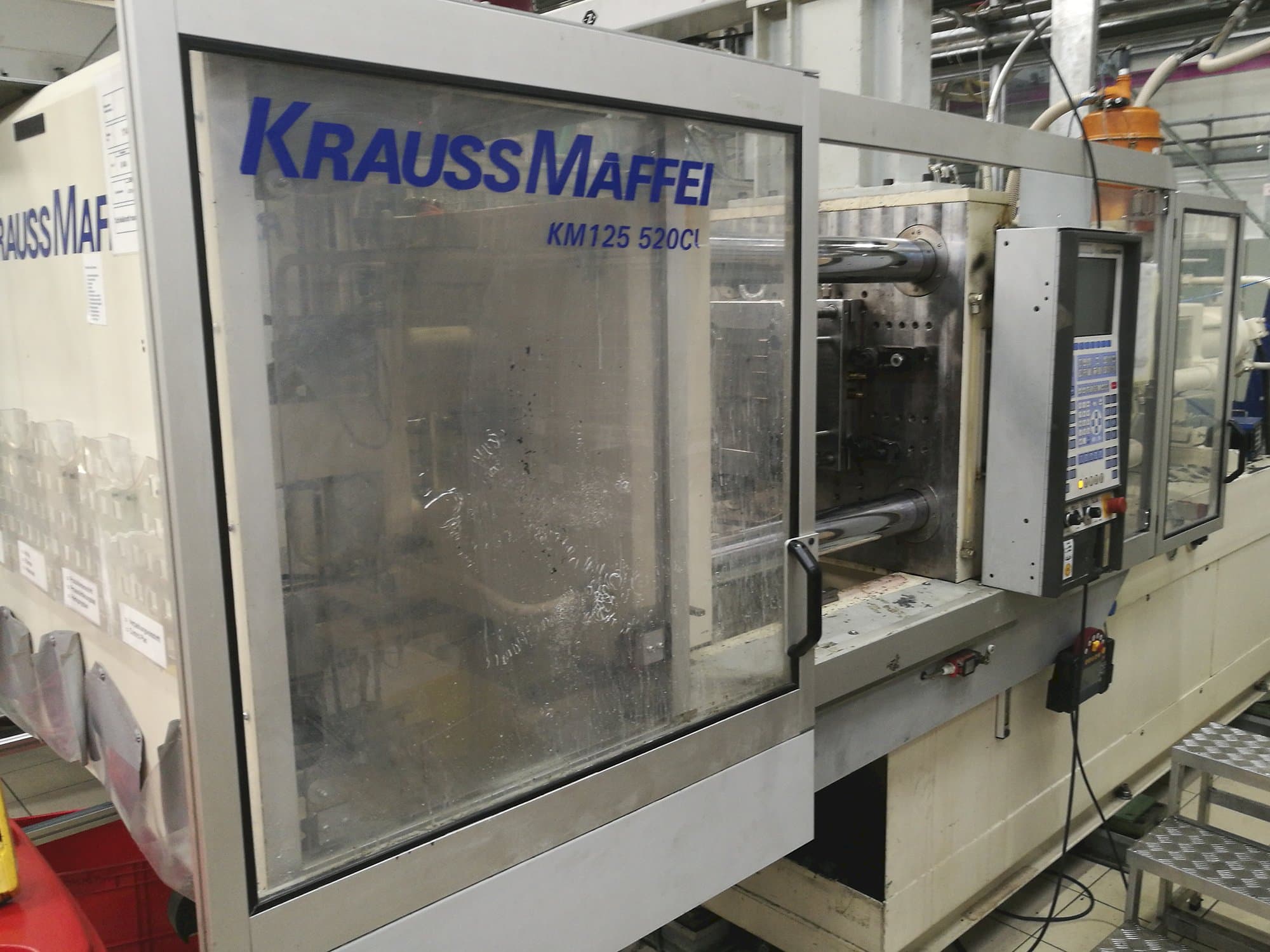Vista frontal de la máquina Krauss Maffei KM 125-520 C1
