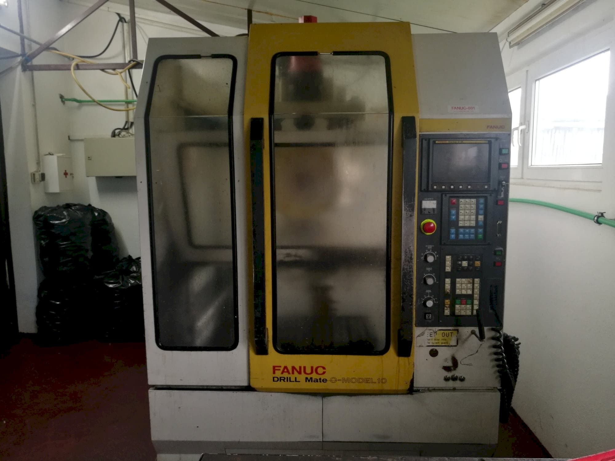 Vista frontal de la máquina FANUC DRILL MATE C-MODEL 10