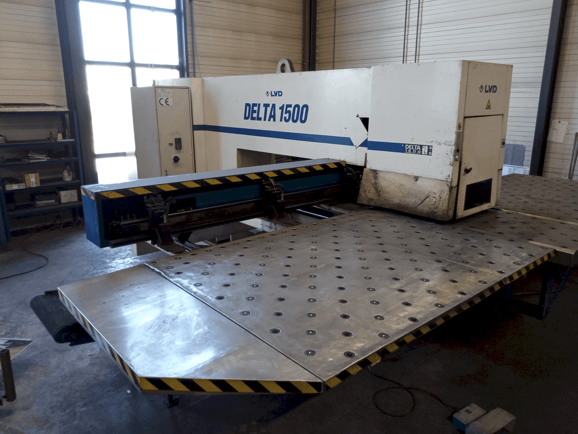 Vista frontal de la máquina LVD DELTA 1500 LB