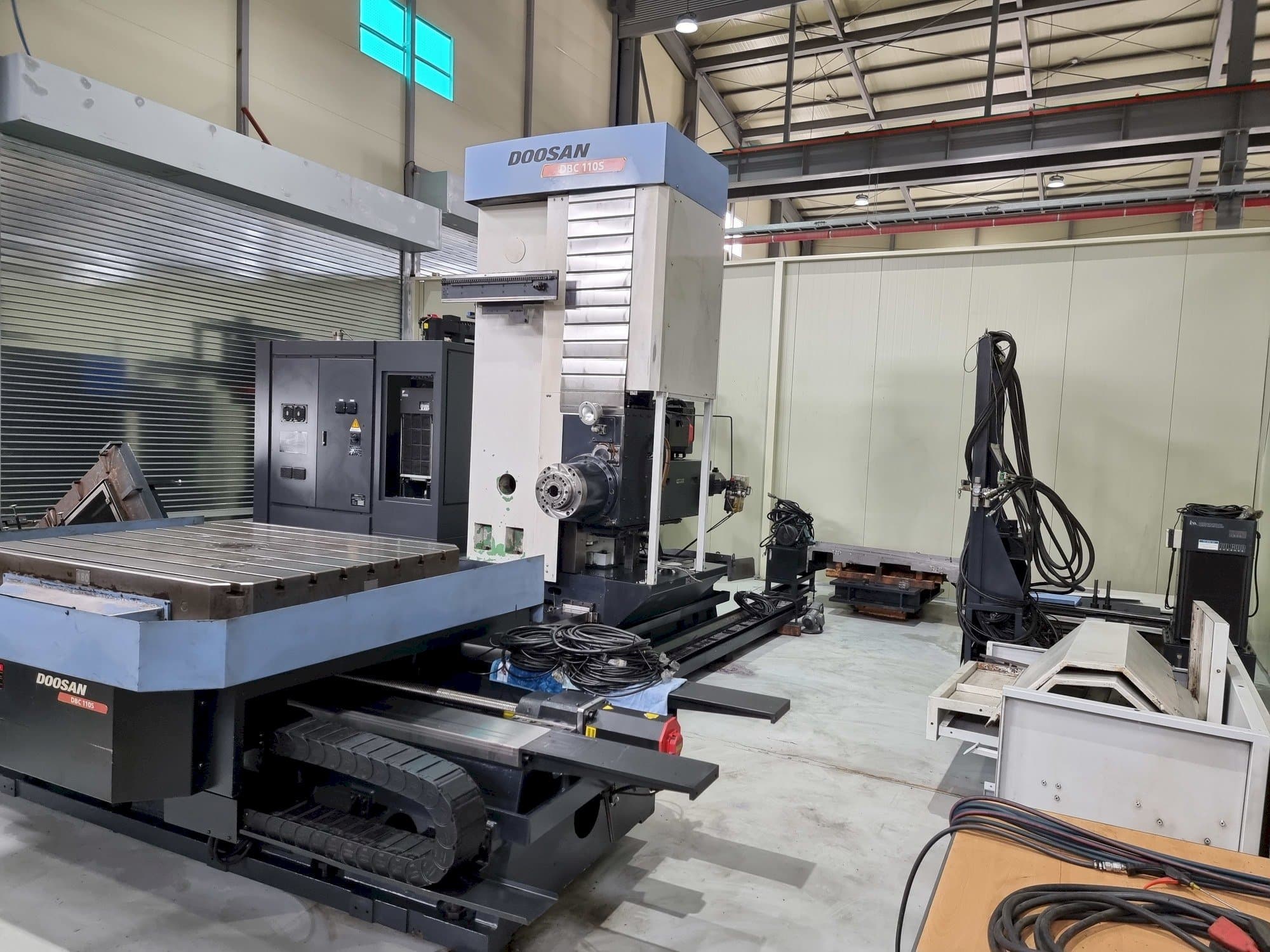 Vista frontal de la máquina Doosan DBC 110S