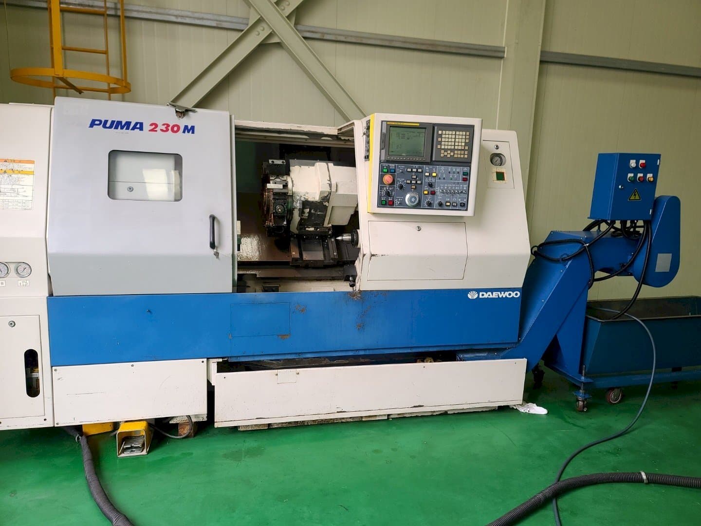 Vista frontal de la máquina Doosan PUMA 230MB