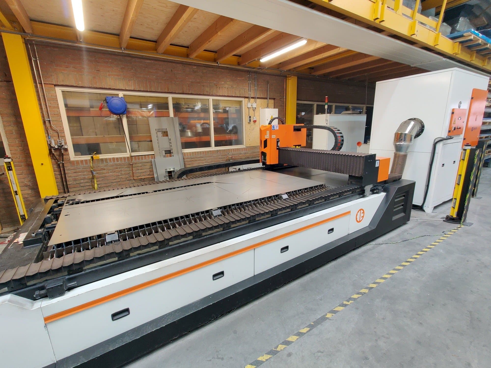Vista frontal de la máquina ERMAKSAN Fibermak Hawk 3015 1kw fiber