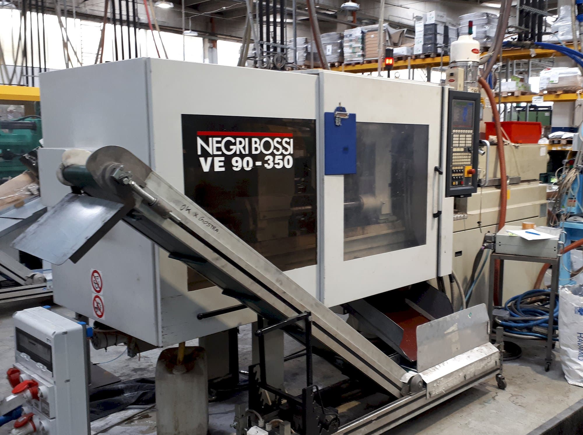 Vista izquierda de la máquina Negri Bossi VE 90-350