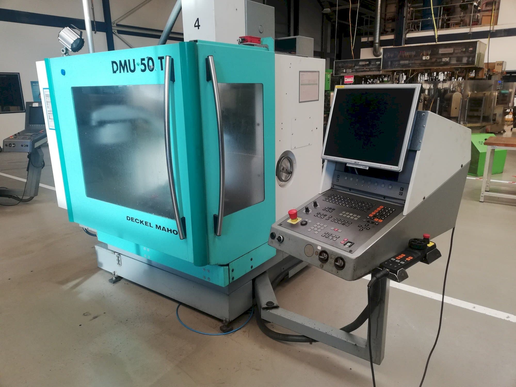 Vista frontal de la máquina DECKEL MAHO DMU 50T