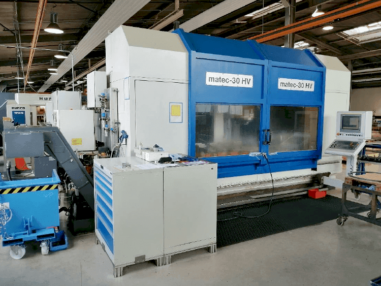 Vista frontal de la máquina Matec 30 HV