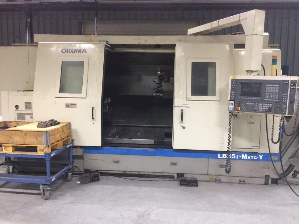 Vista frontal de la máquina Okuma LB35 II