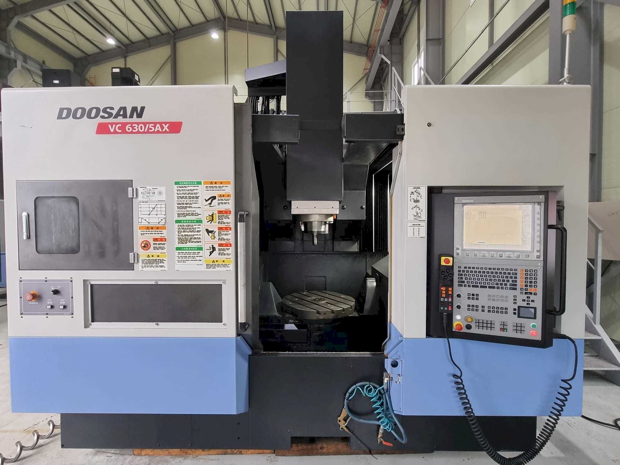 Vista frontal de la máquina Doosan VC630/5AX