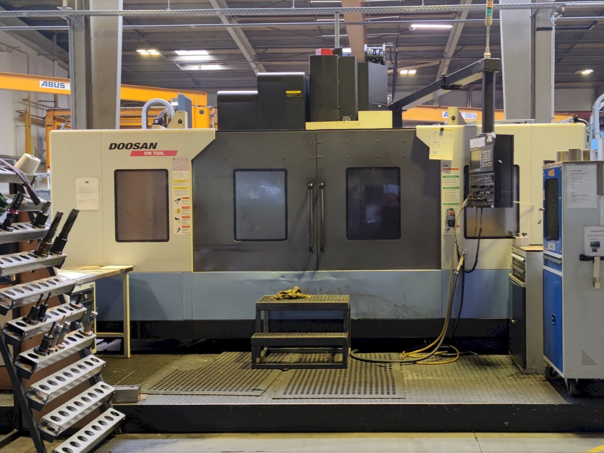 Vista frontal de la máquina Doosan VM 750L