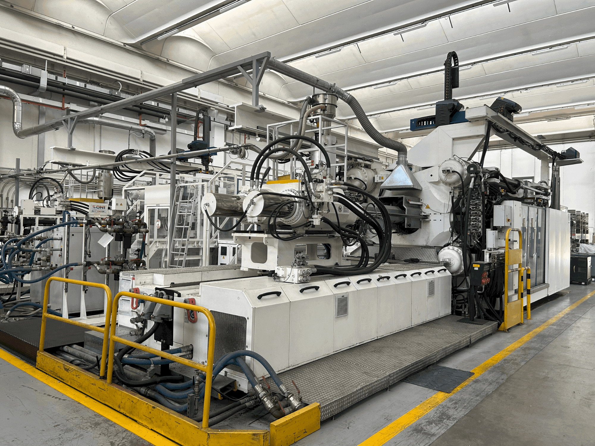 Vista frontal de la máquina Engel Duo 7050/1100WPX