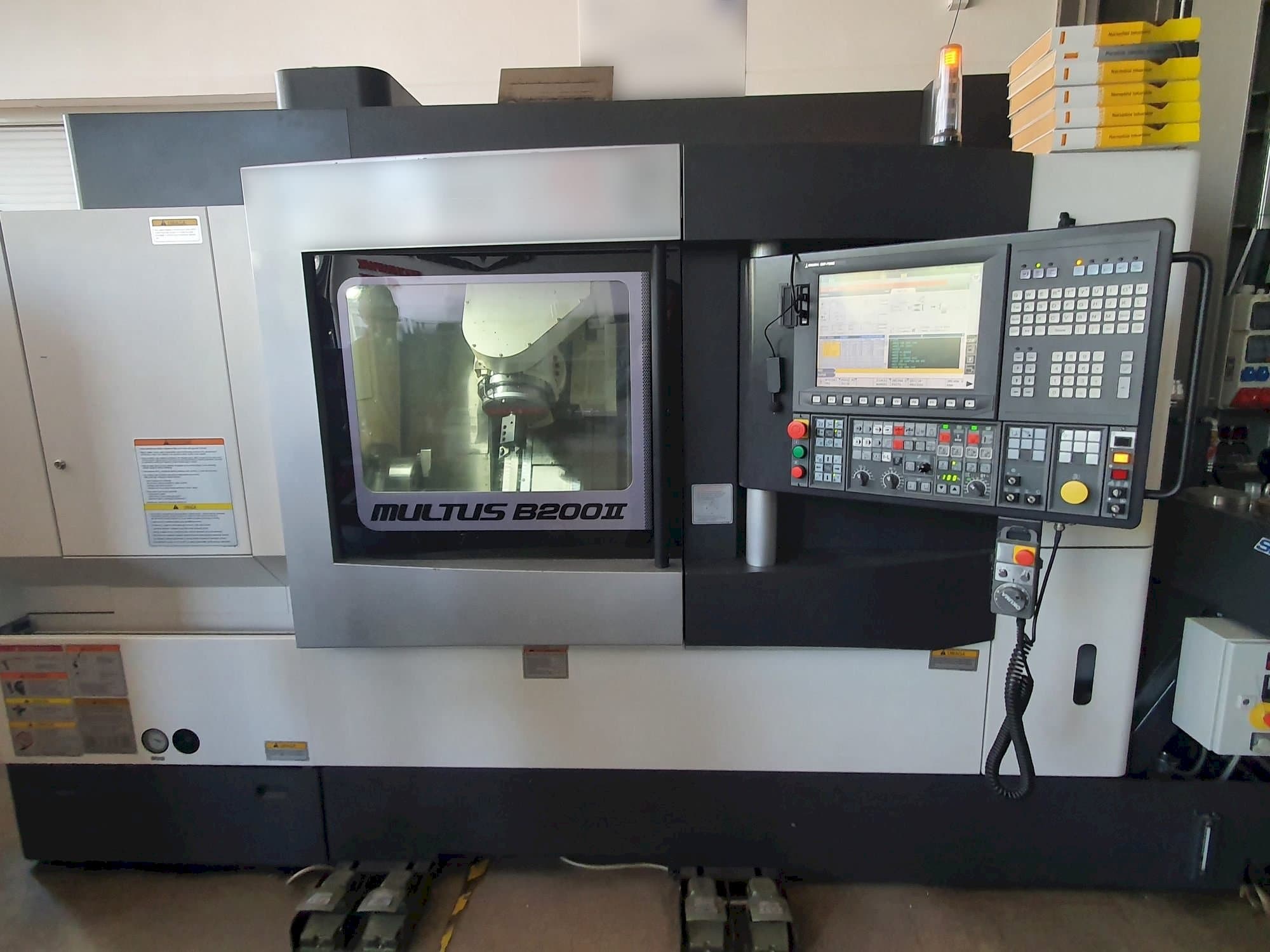 Vista frontal de la máquina Okuma MULTUS B200II CX750