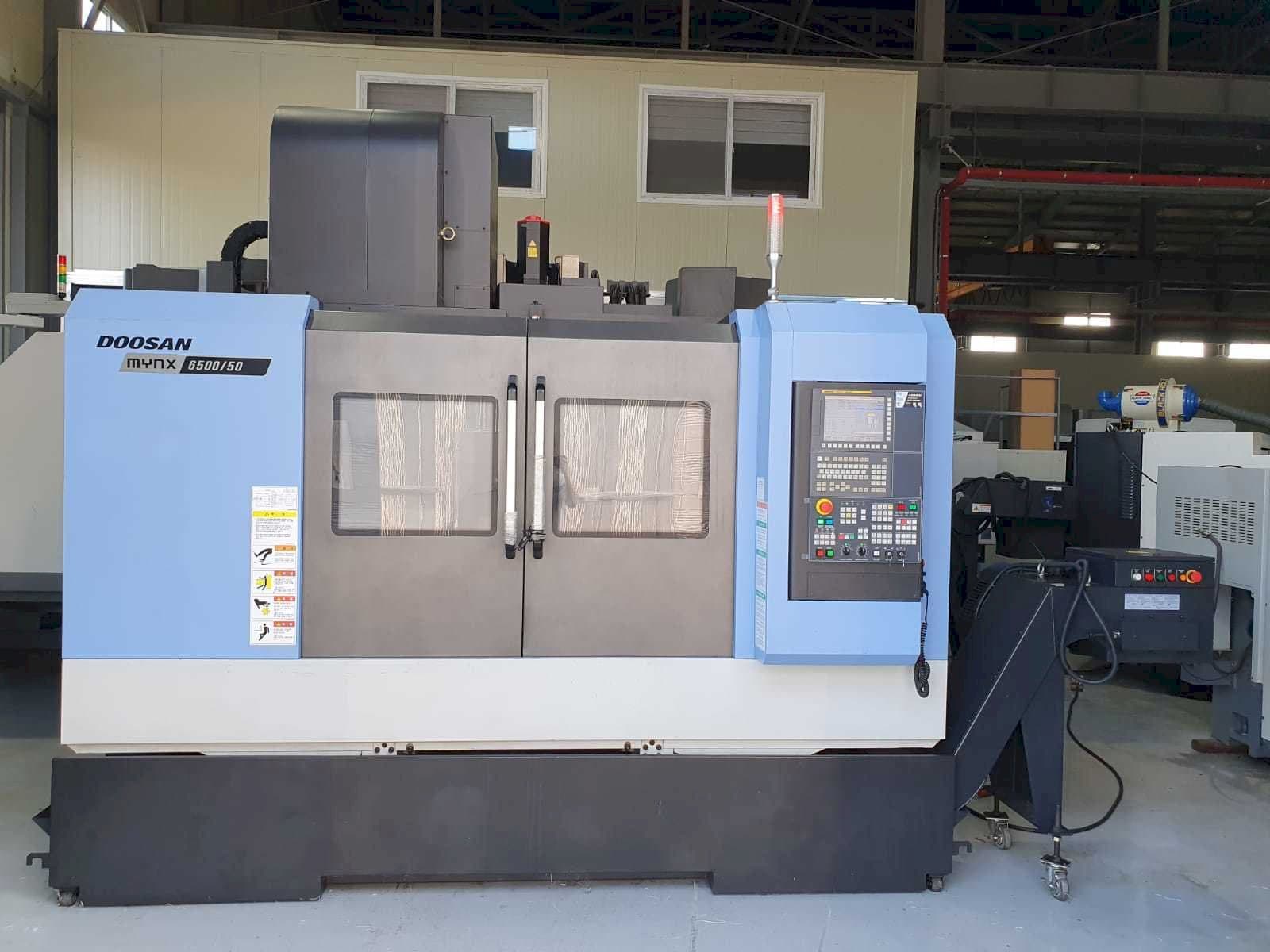 Vista frontal de la máquina Doosan Mynx 6500/50