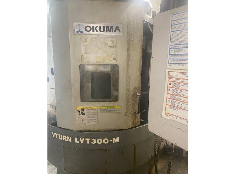Vista frontal de la máquina Okuma LVT300M