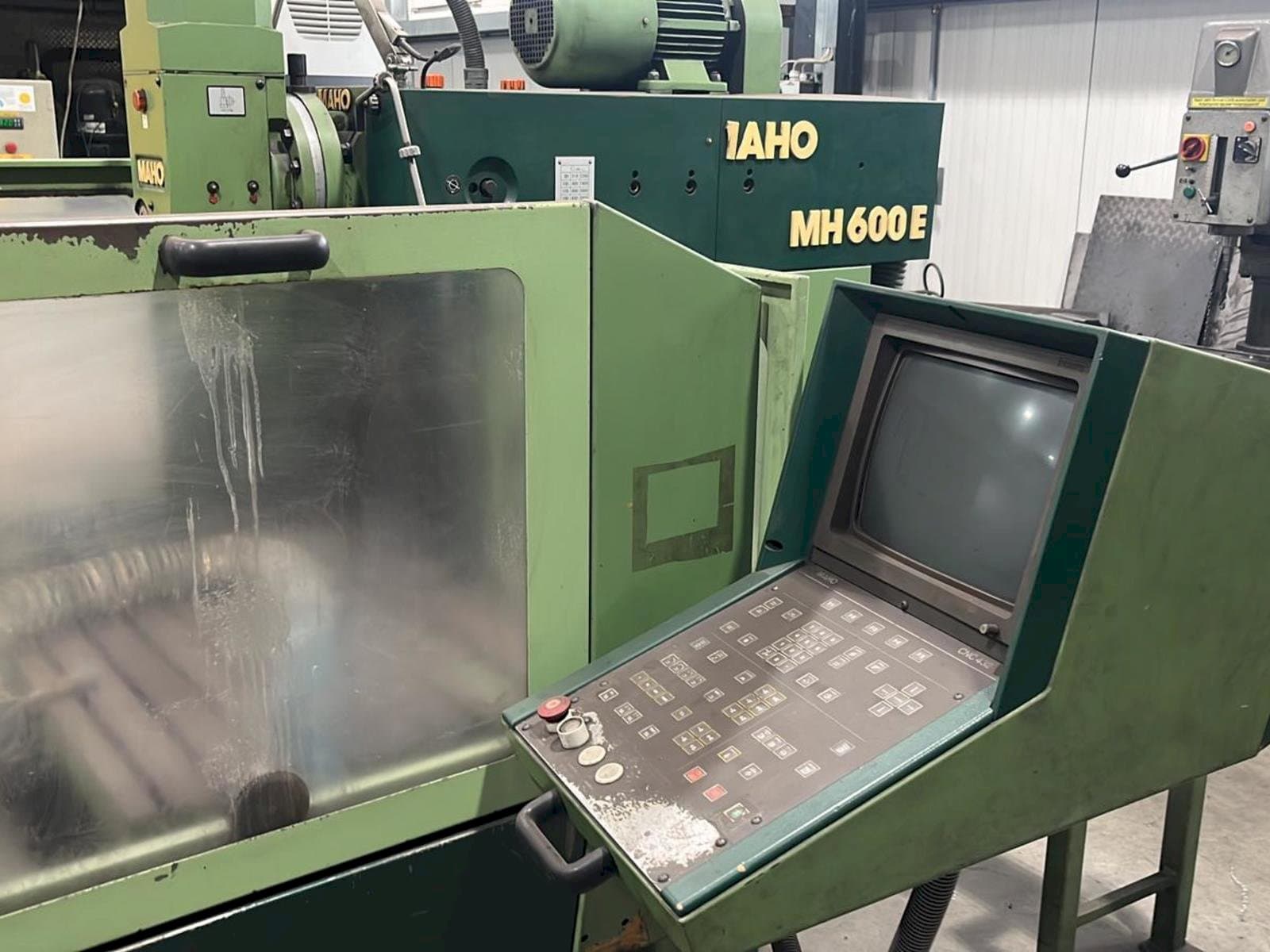 Vista frontal de la máquina MAHO MH 600 E