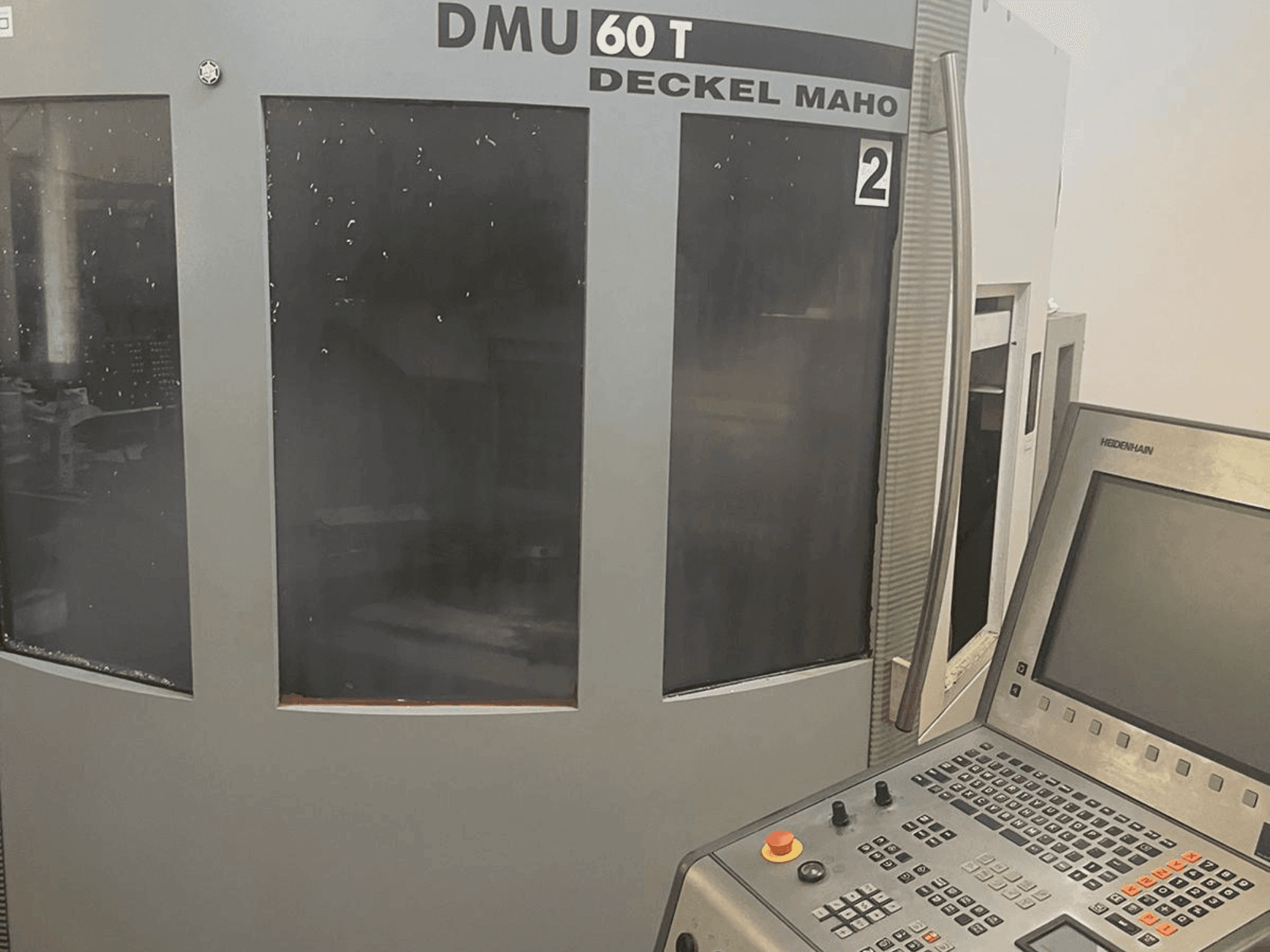 Vista frontal de la máquina DMG DECKEL MAHO DMU 60T