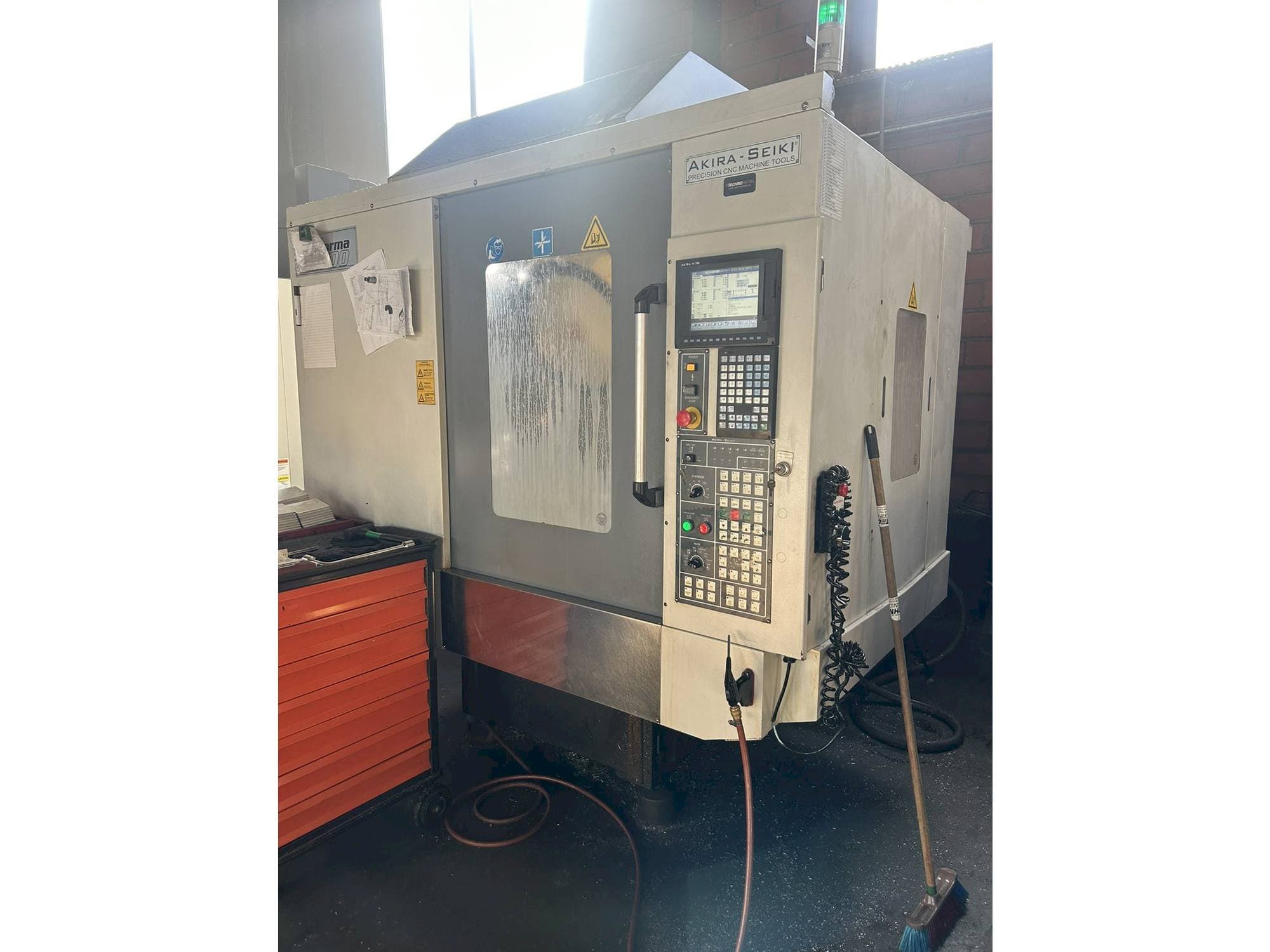 Vista frontal de la máquina Akira Seiki PC700