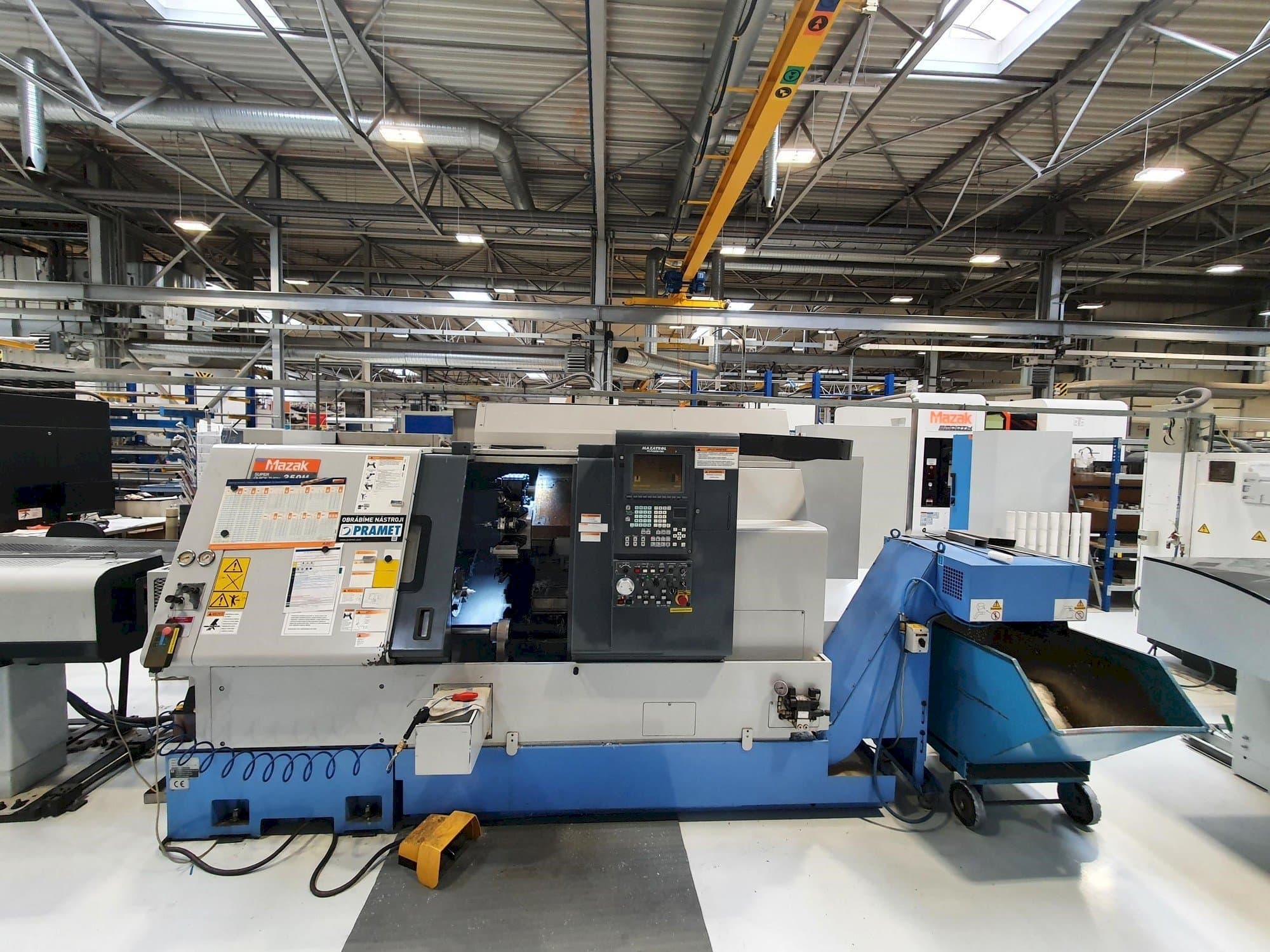 Vista frontal de la máquina Mazak SQT-250M 1000L