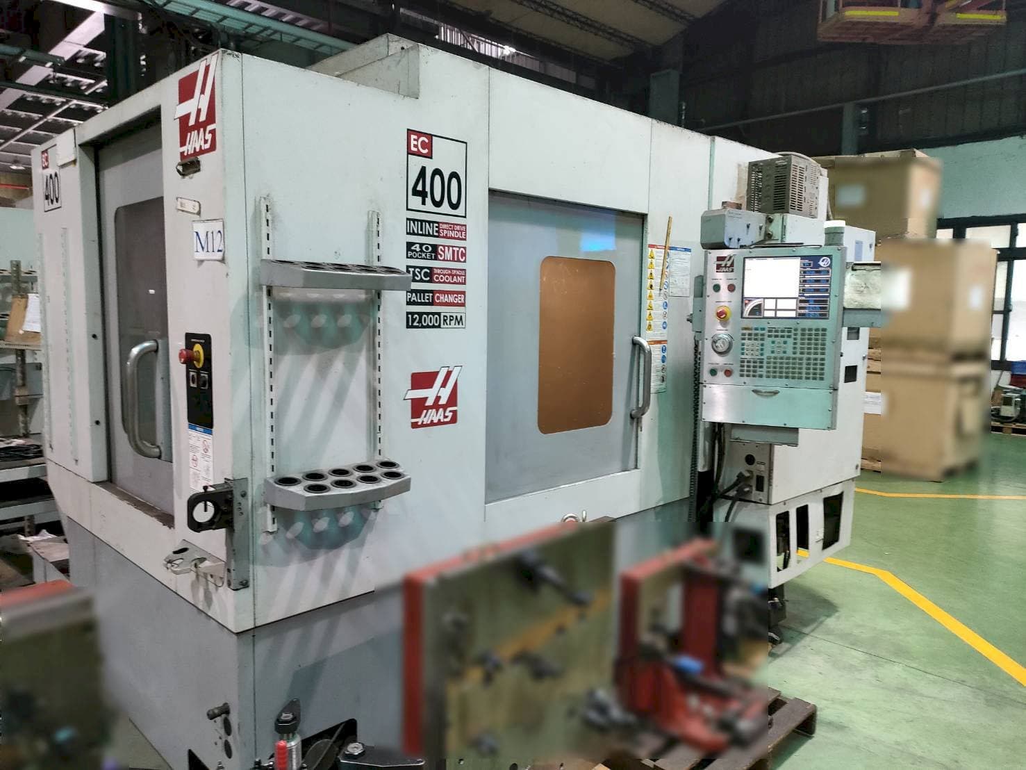 Vista frontal de la máquina HAAS EC-400
