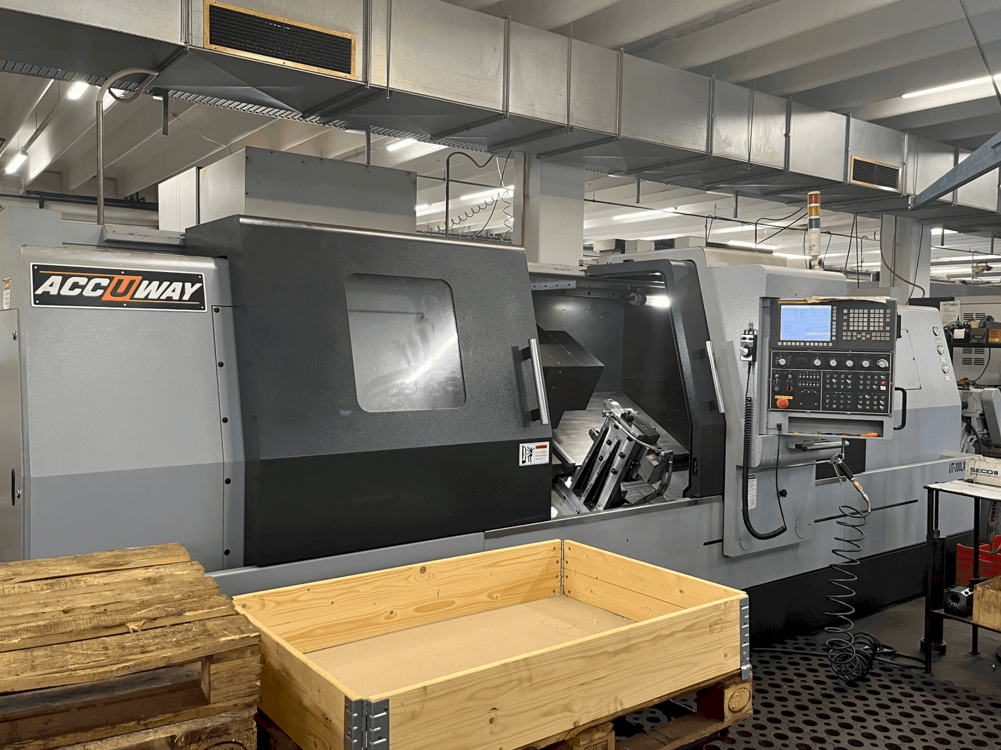 Vista frontal de la máquina ACCUWAY UT-300LX2M