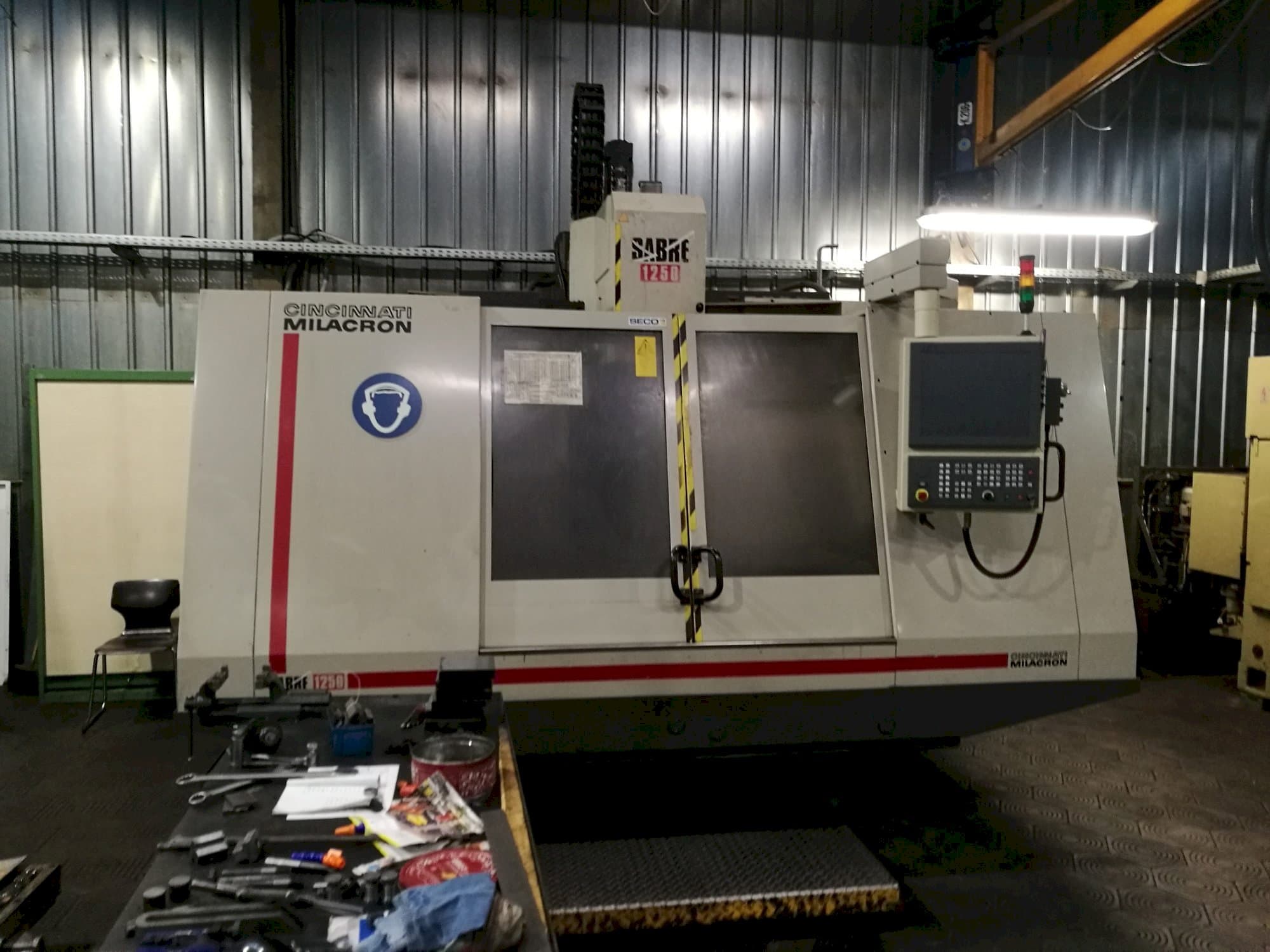 Vista frontal de la máquina Cincinnati Milacron Sabre 1250