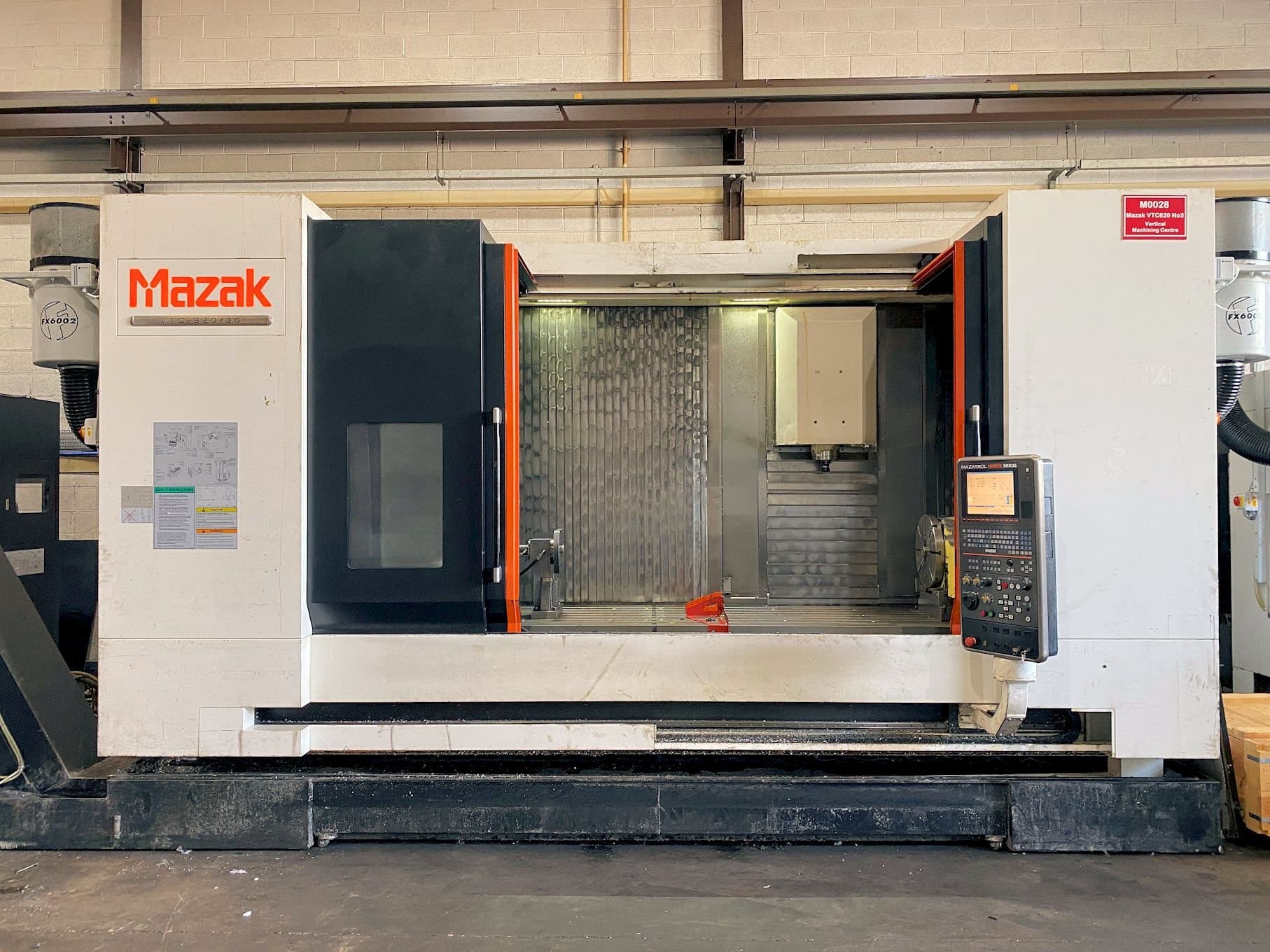 Vista frontal de la máquina Mazak VTC-820/30