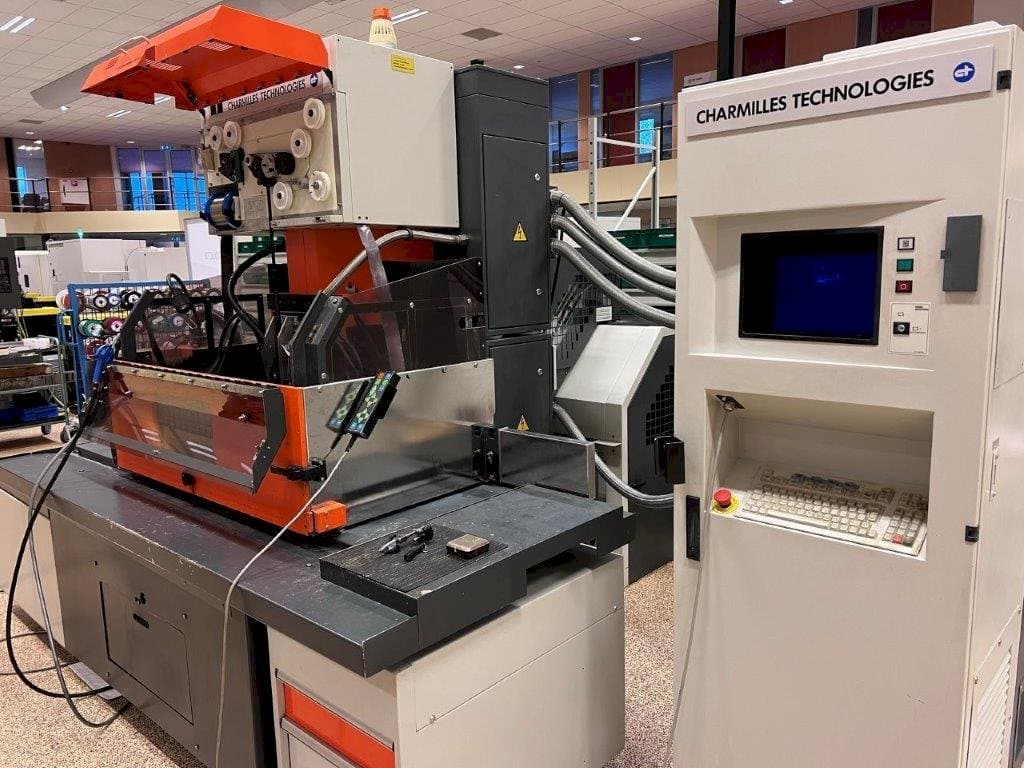 Vista frontal de la máquina CHARMILLES Robofil FI6020 CSL2