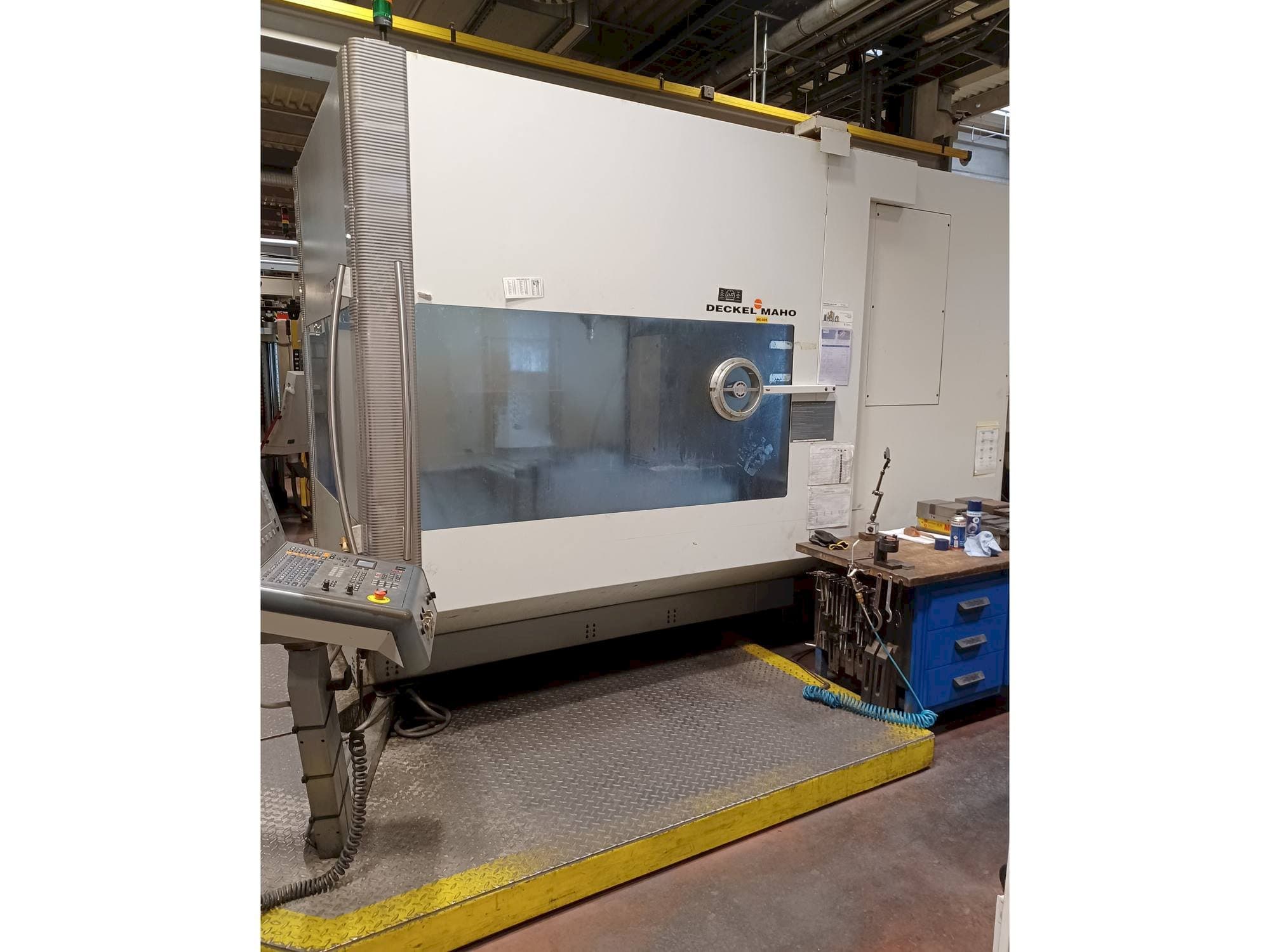 Vista frontal de la máquina DECKEL MAHO DMU 125 T hi-dyn