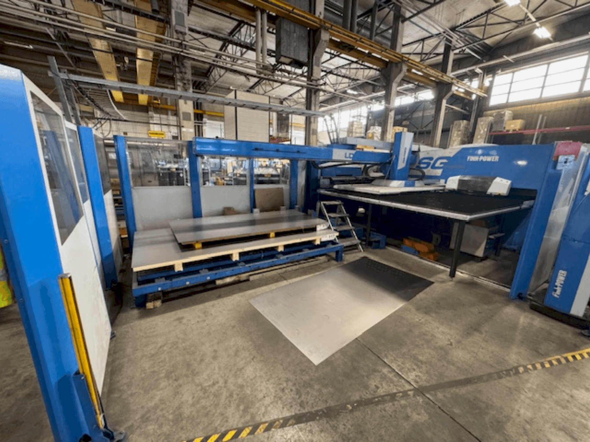 Vista frontal de la máquina Finn-Power SG-6