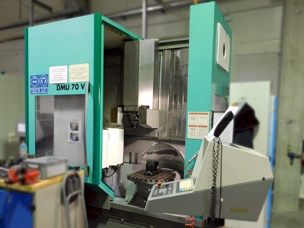Vista frontal de la máquina DMG DMU 70 V
