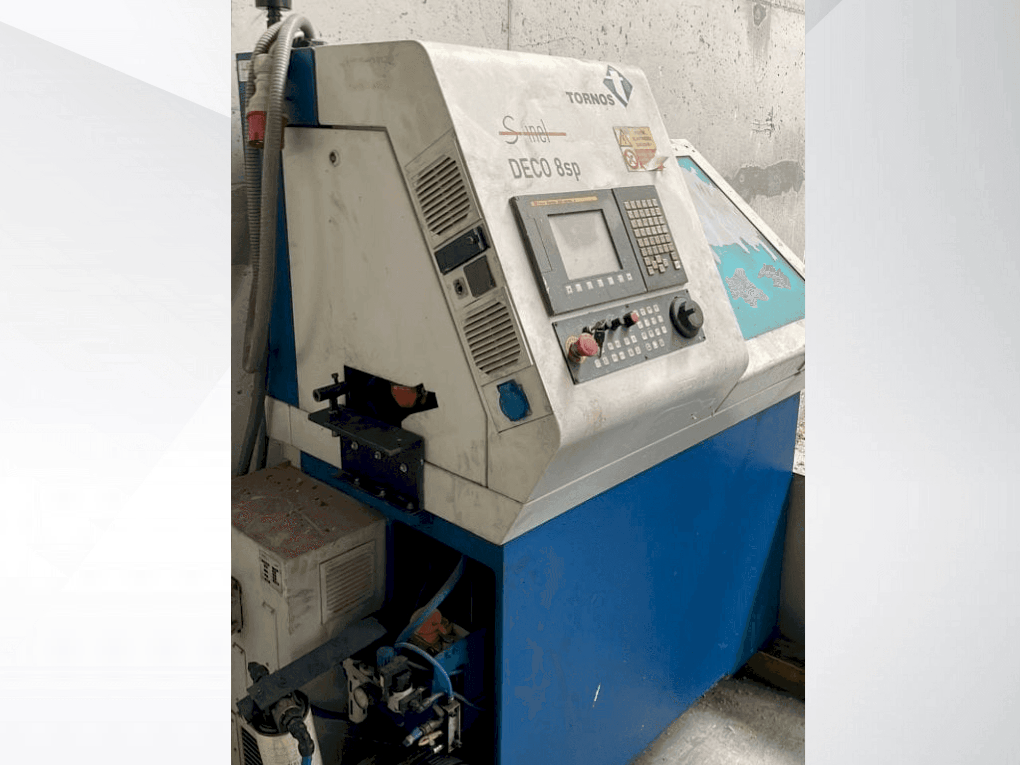 Vista frontal de la máquina TORNOS DECO 8sp