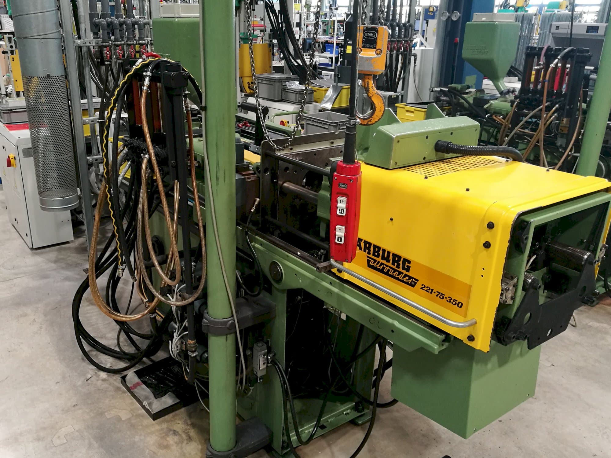 Vista derecha de la máquina Arburg Allrounder 221-75-350