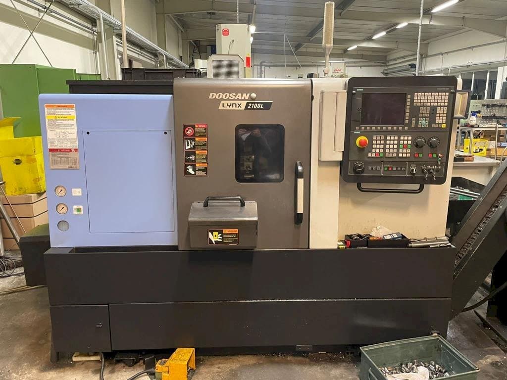 Vista frontal de la máquina Doosan Lynx 2100LB