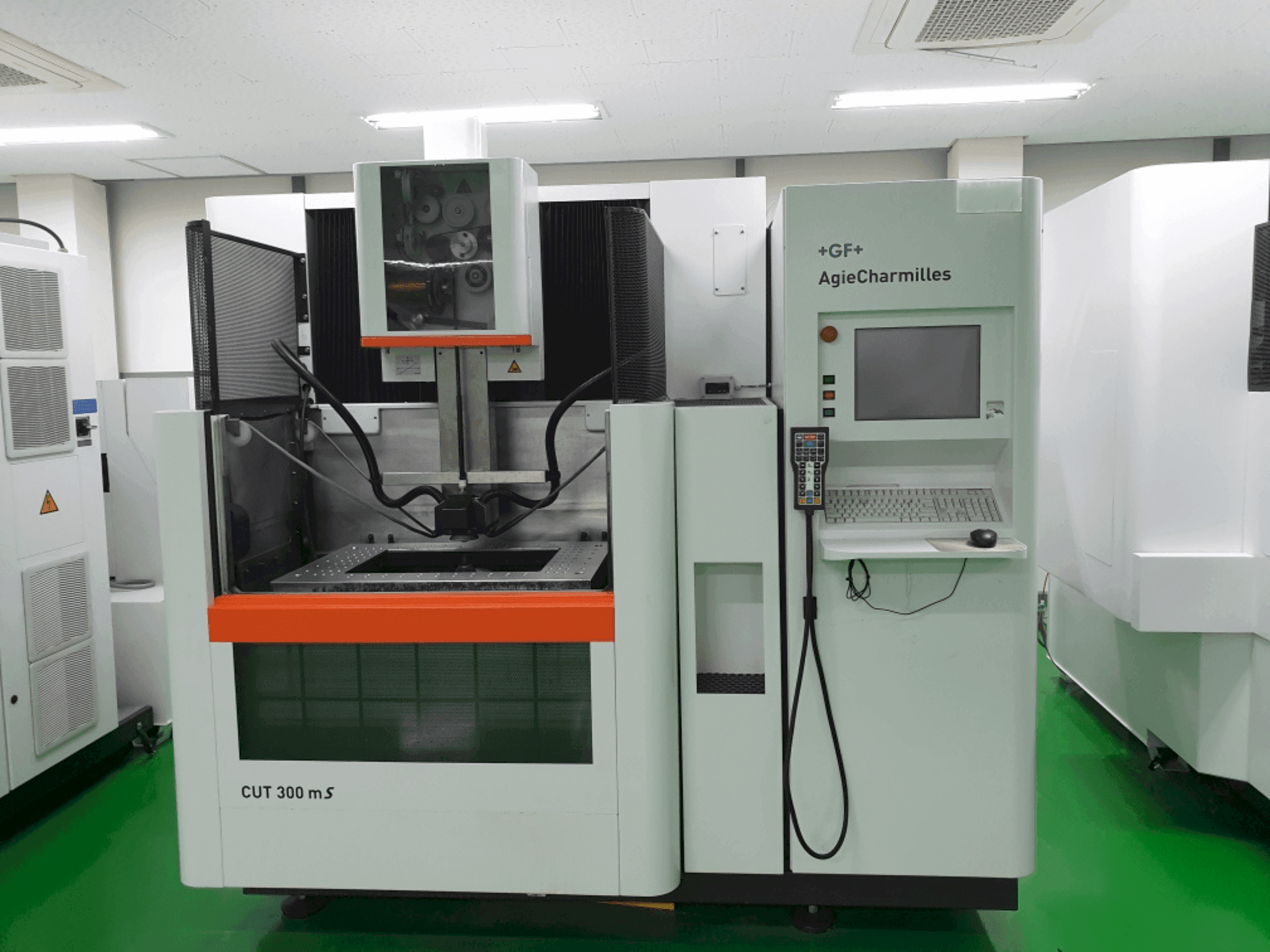 Vista frontal de la máquina AgieCharmilles CUT 300MS