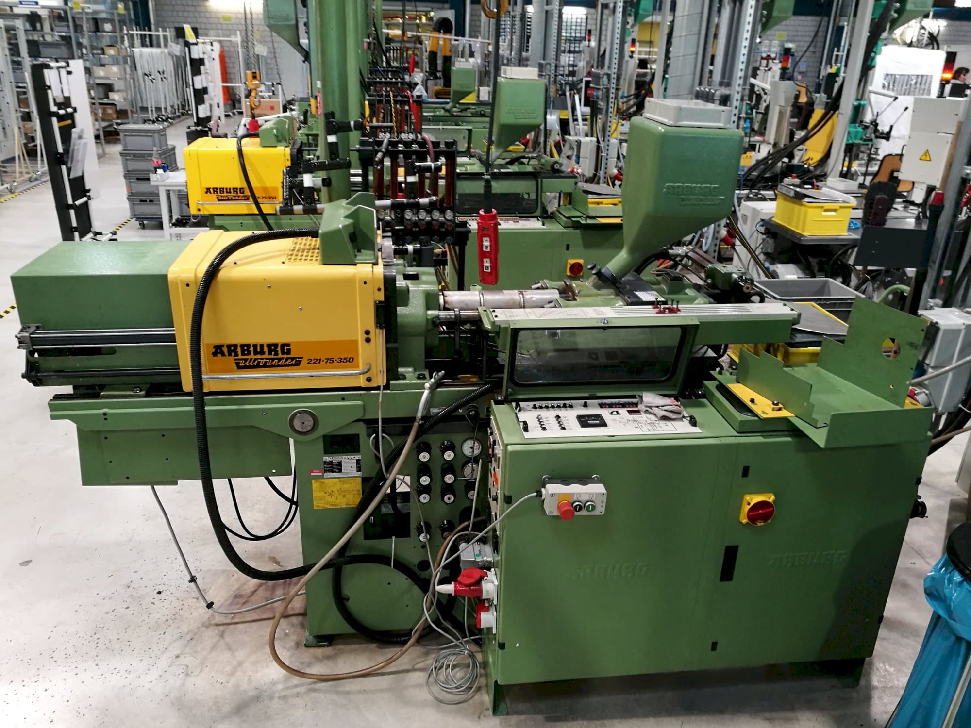 Vista lateral derecha de la máquina Arburg Allrounder 221-75-350