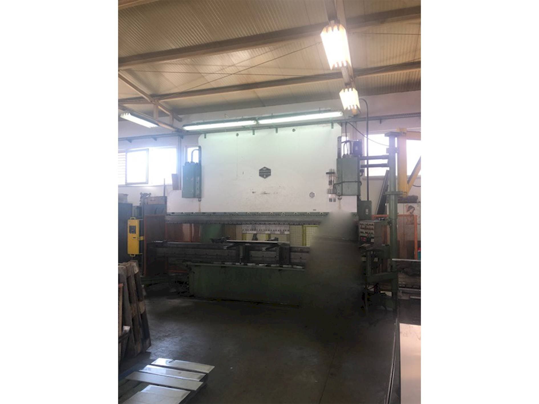 Vista frontal de la máquina HAMMERLE AP CNC 200 SID