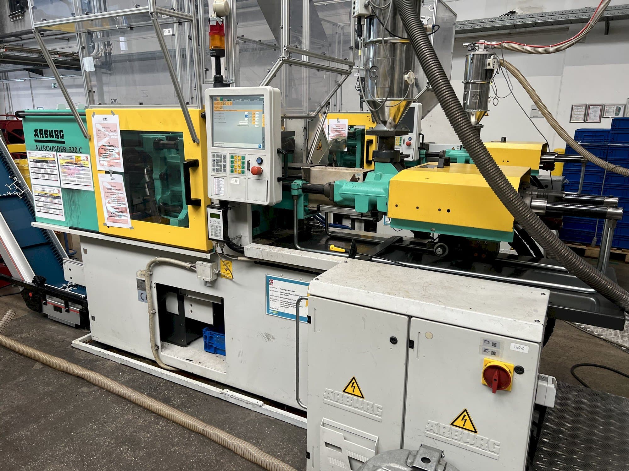Vista frontal de la máquina Arburg Allrounder 320C 500 - 170