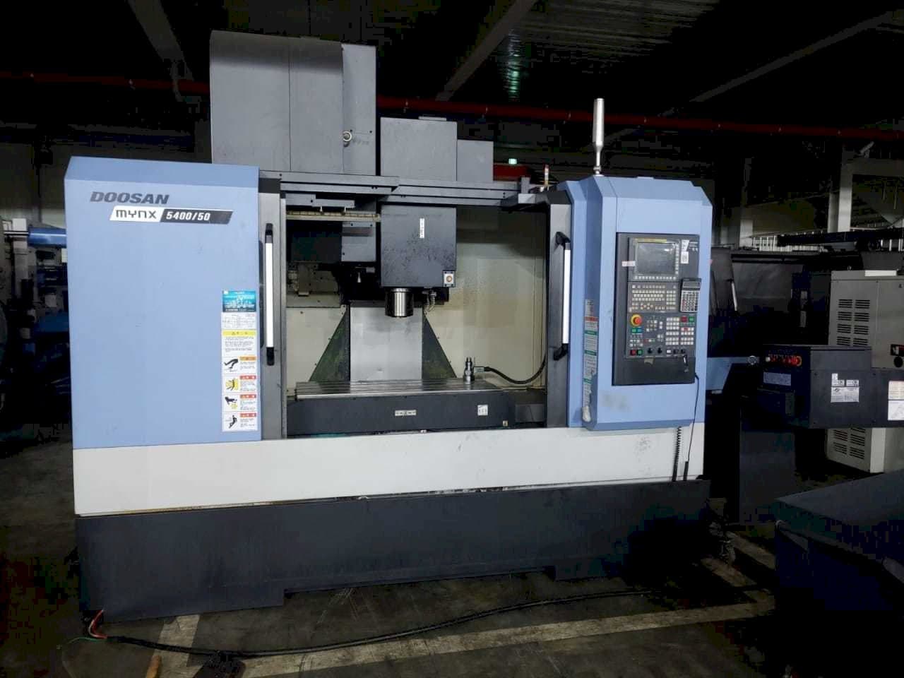Vista frontal de la máquina Doosan MYNX 5400/50