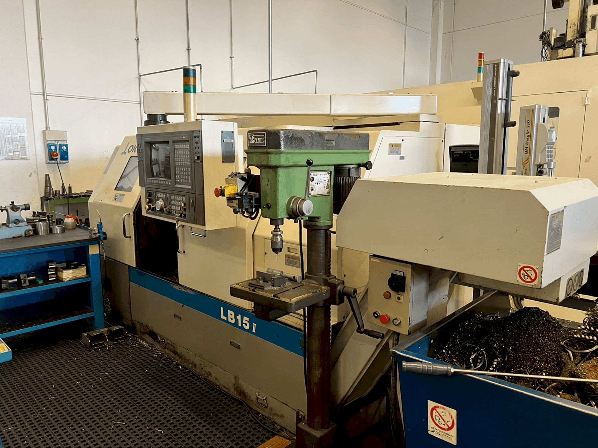 Vista frontal de la máquina Okuma LB 15-II M
