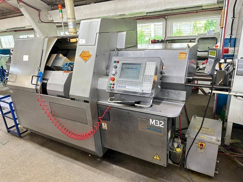 Vista frontal de la máquina Citizen M32V