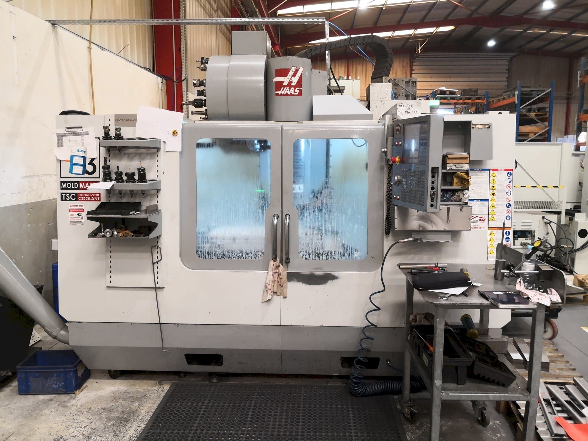 Vista frontal de la máquina HAAS VM3