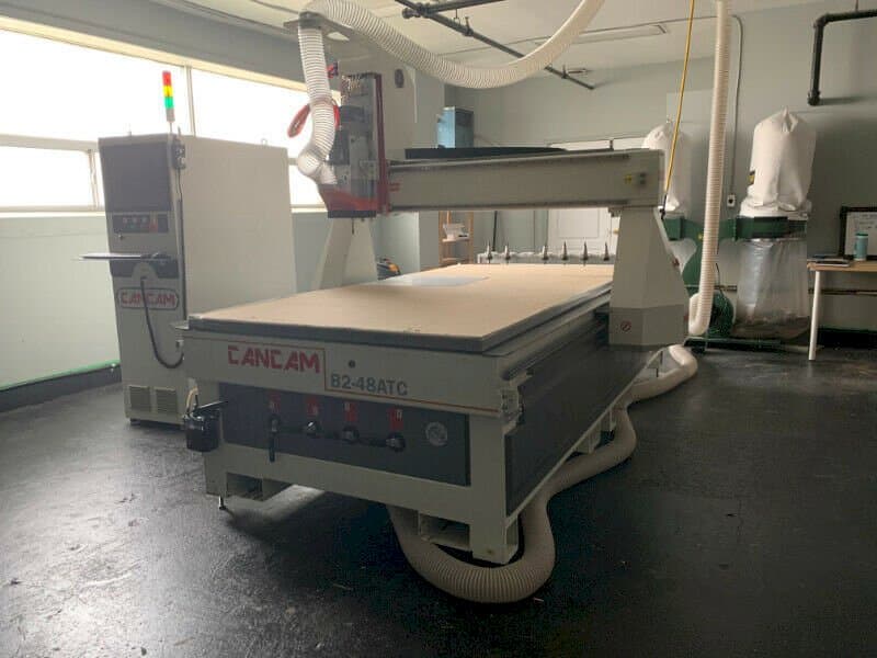 Vista frontal de la máquina CanCam B2-48 ATC