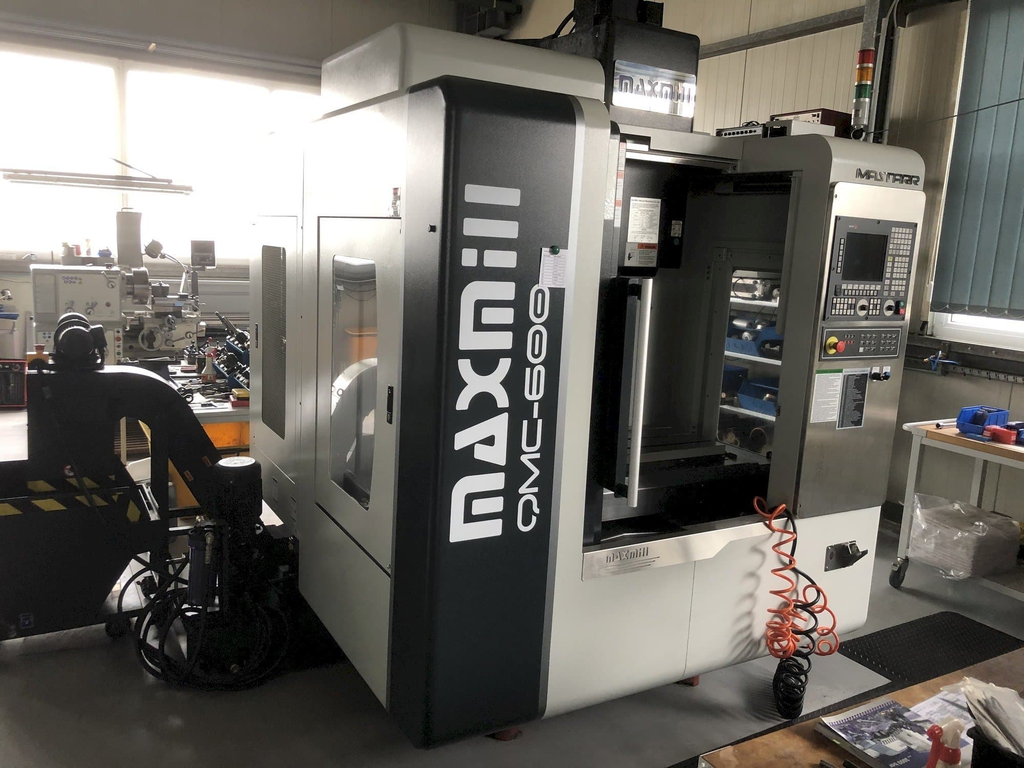 Vista frontal de la máquina MAXMILL QMC-600