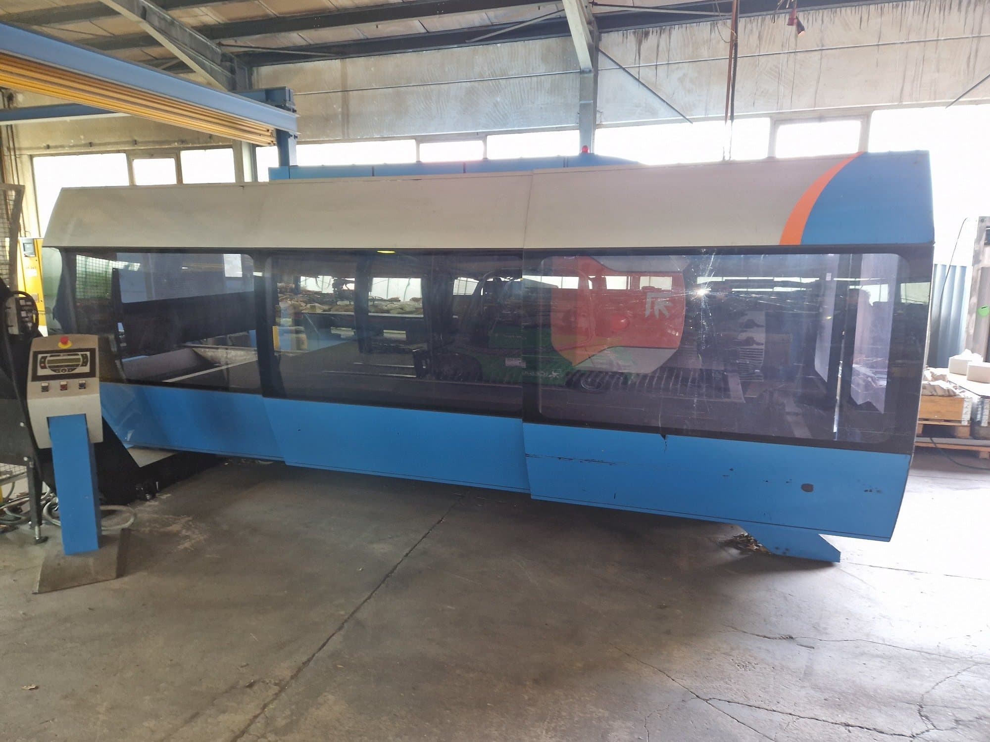 Vista frontal de la máquina Prima Power CP 4000 Zaphiro