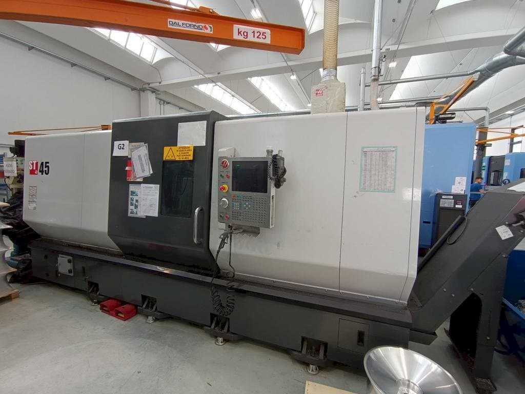 Vista frontal de la máquina HAAS ST 45