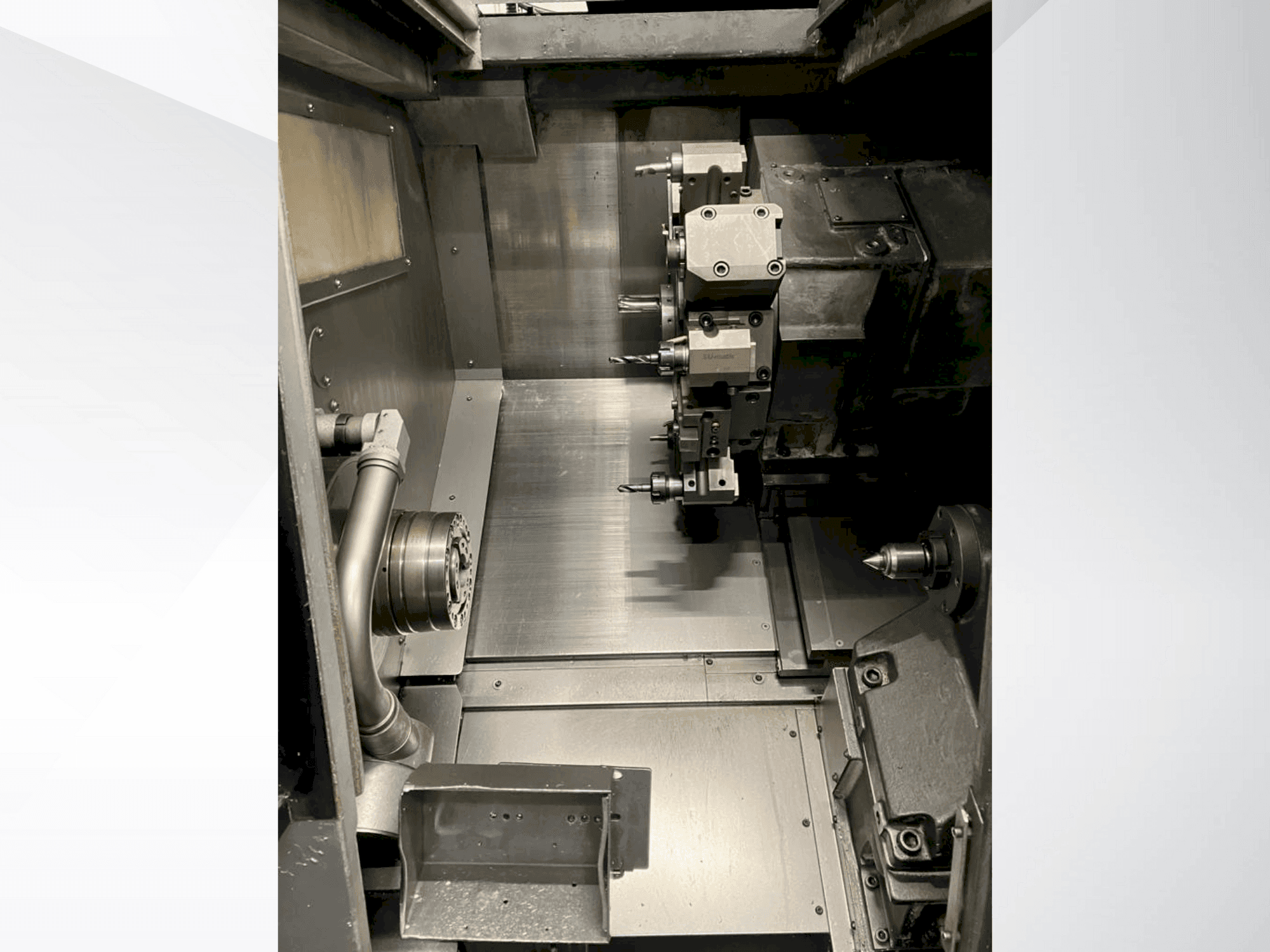 Vista frontal de la máquina Okuma LB2000EXII MC