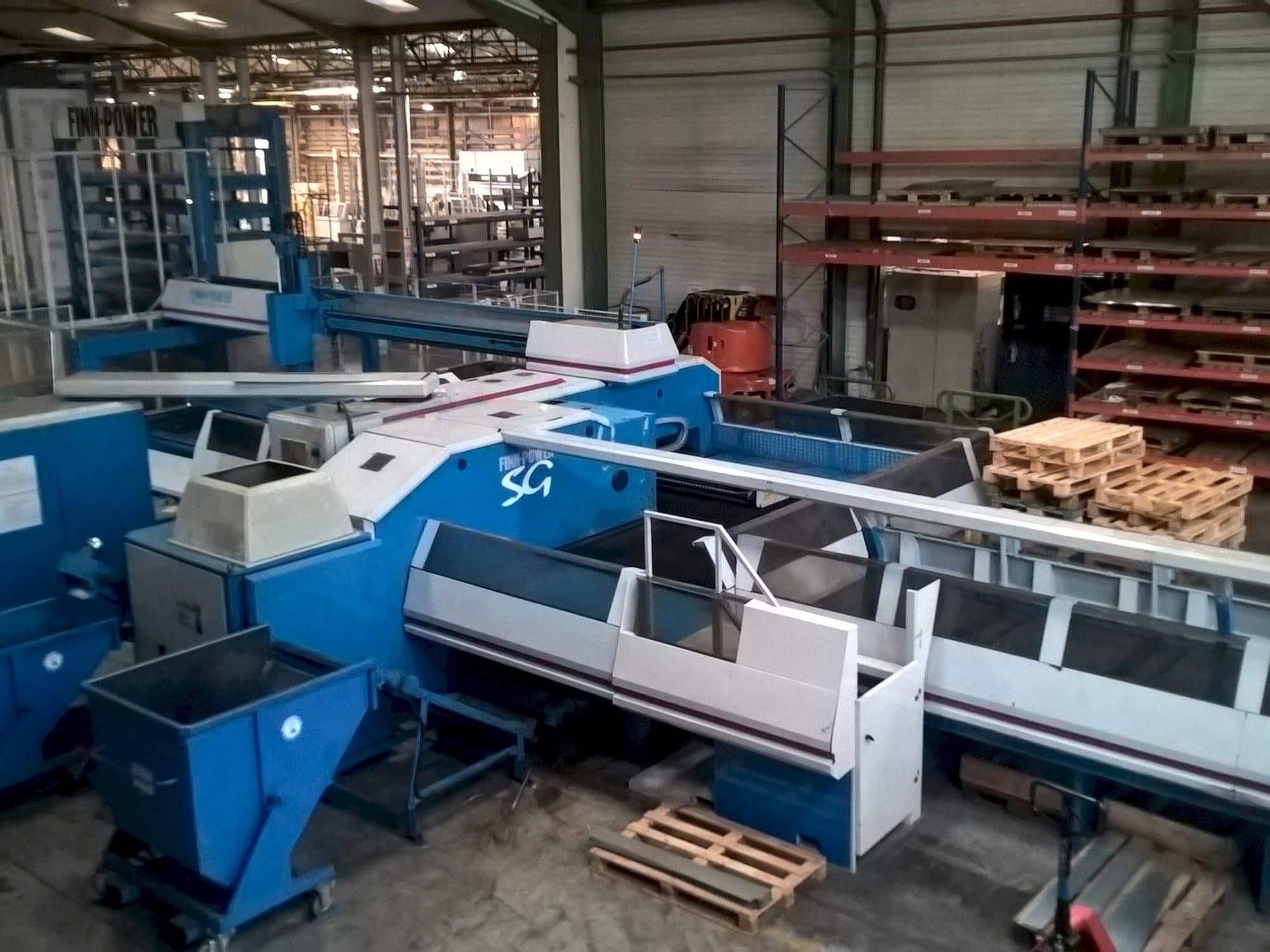 Vista frontal de la máquina Finn-Power SG6