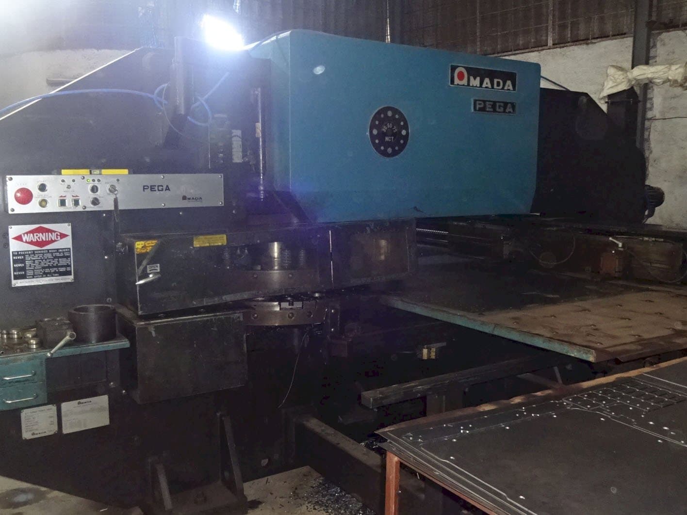 Vista izquierda de la máquina AMADA PEGA 305072