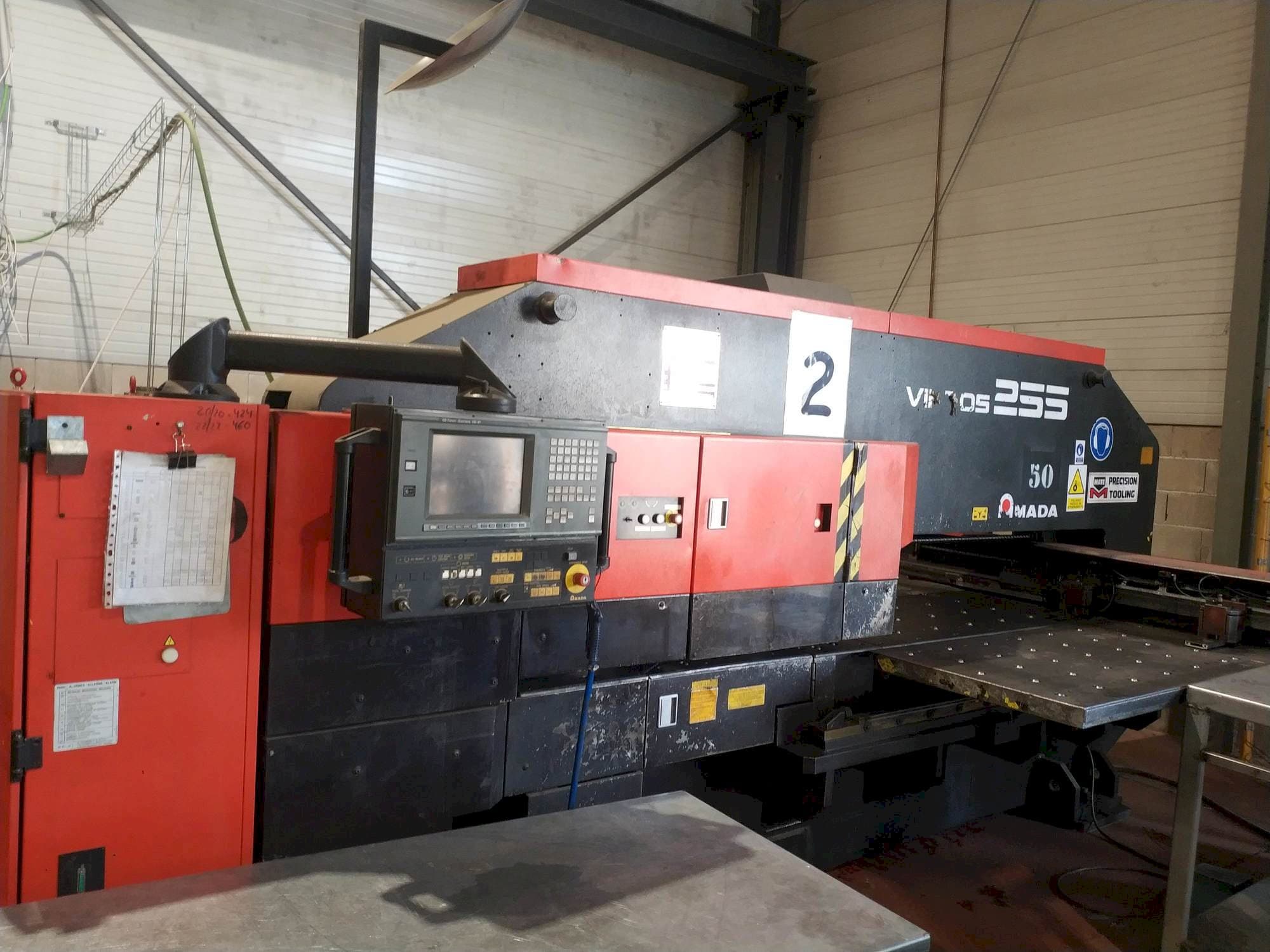 Vista frontal de la máquina AMADA VIPROS 255