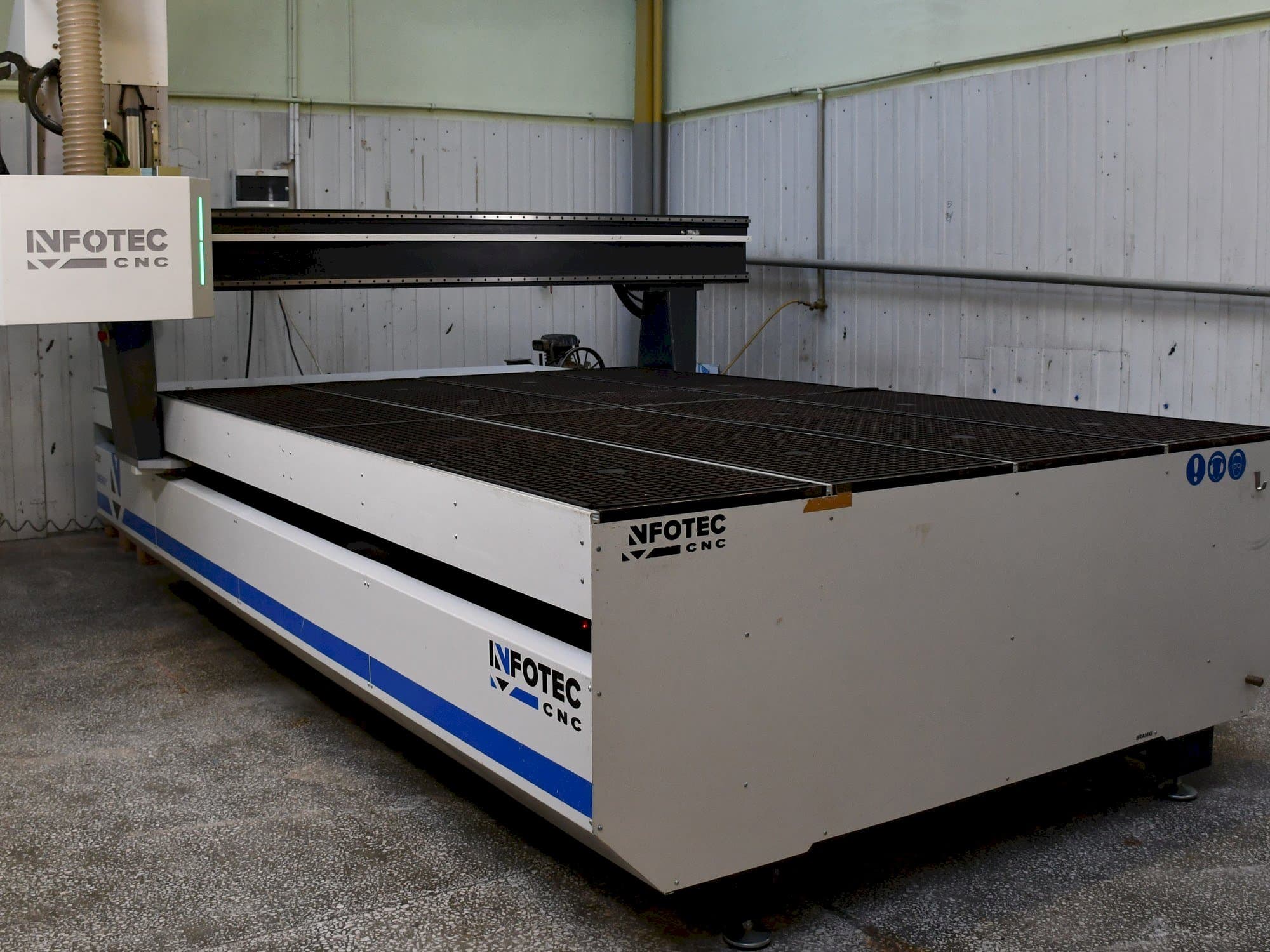 Vista frontal de la máquina INFOTEC 3121 E