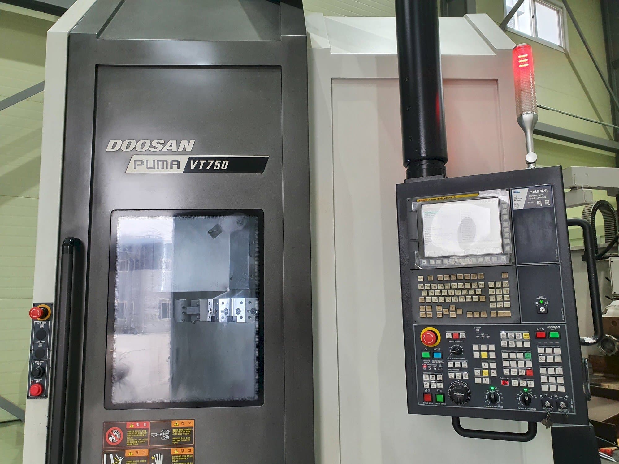 Vista frontal de la máquina Doosan VT750