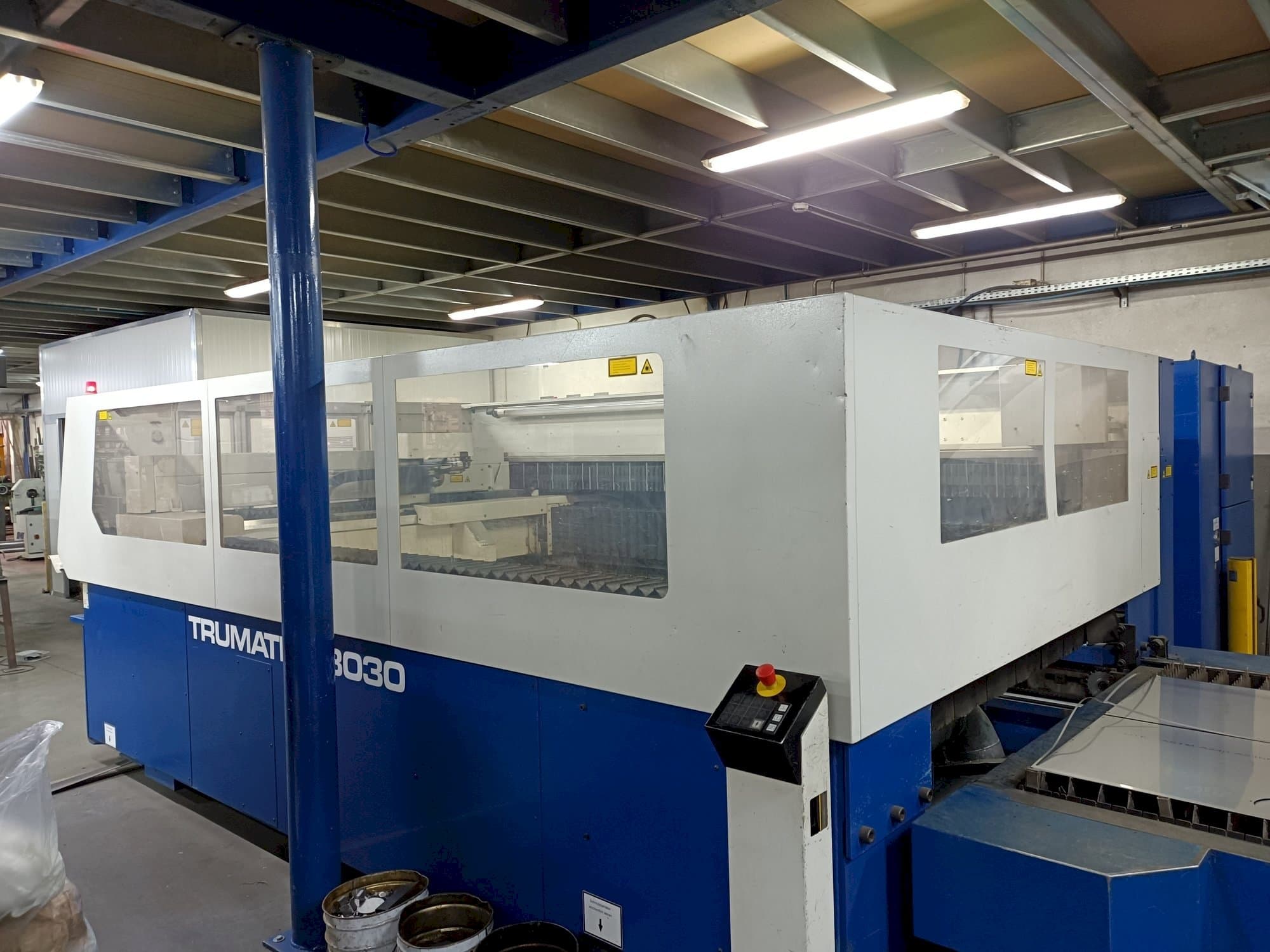 Vista frontal de la máquina Trumpf Trumatic L3030
